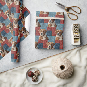 Gewatteerde hond op patchwork patroon cadeaupapier