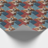 Gewatteerde hond op patchwork patroon cadeaupapier (Hoek)