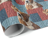 Gewatteerde hond op patchwork patroon cadeaupapier (Rol Hoek)