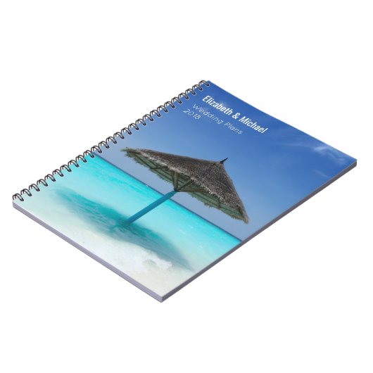 Gewatteerde paraplu op tropische strand bruiloft p notitieboek (Linkerzijde)