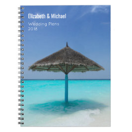 Gewatteerde paraplu op tropische strand bruiloft p notitieboek