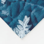 Gewatteerde Patroon Blauwe en Witte Sneeuwvlokken Fleece Deken (Hoek)