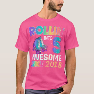 Geweldig meisje van 5 jaar dat op rolschaatsen rij t-shirt