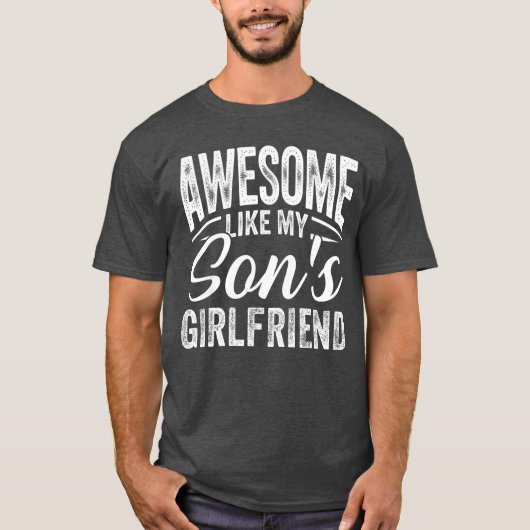 Geweldig zoals de vriendin van mijn zoon Grappige  T-shirt (Voorkant)