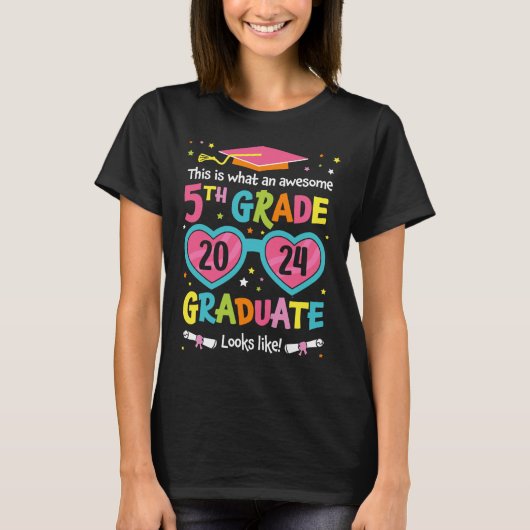 Geweldige 5e klas Afstuderen eruit als klasse 2024 T-shirt (Voorkant)
