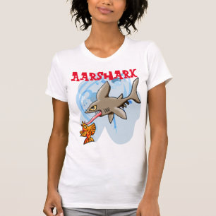 Geweldige Aarhaai die een vis vangt. T-shirt