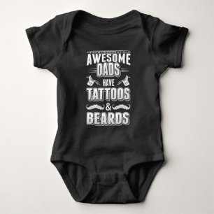 Geweldige dads met tatoeëerde onderbuik met flauw romper