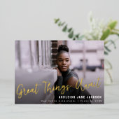 Geweldige dingen wachten op Afstuderen Foto Aankon Folie Uitnodiging (Staand Voorkant)