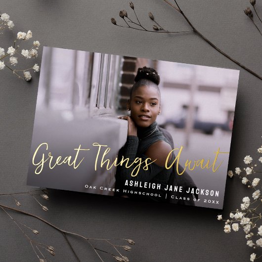 Geweldige dingen wachten op Afstuderen Foto Aankon Folie Uitnodiging
