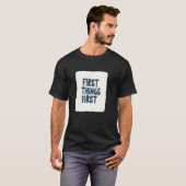 Geweldige eerst-dingen-eerst-embleem-outfit t-shirt (Voorkant volledig)
