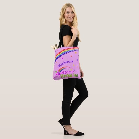 GEWELDIGE en ik ken het met regenboog op VIOLET Tote Bag (Op model)