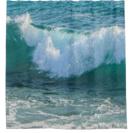 Geweldige golven breken op de zee kust douchegordijn