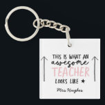 Geweldige leraar modern roze typografie cadeau sleutelhanger<br><div class="desc">Zo ziet een geweldige leraar eruit. Geweldige docent modern typografiegeschenk. Met hand geschreven modern leuk manuscript,  en ruimte voor hun naam en de naam van uw kind. Het perfecte eindejaarscadeau voor je favoriete leraar,  kerst of feestdag.</div>