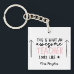 Geweldige leraar modern roze typografie cadeau sleutelhanger<br><div class="desc">Zo ziet een geweldige leraar eruit. Geweldige docent modern typografiegeschenk. Met hand geschreven modern leuk manuscript,  en ruimte voor hun naam en de naam van uw kind. Het perfecte eindejaarscadeau voor je favoriete leraar,  kerst of feestdag.</div>