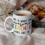 Geweldige leraar modern typografie regenbooggesche koffiemok<br><div class="desc">Zo ziet een geweldige leraar eruit. Geweldige docent modern typografiegeschenk. Met hand geschreven modern leuk manuscript,  en ruimte voor hun naam en de naam van uw kind. Het perfecte eindejaarscadeau voor je favoriete leraar,  kerst of feestdag.</div>