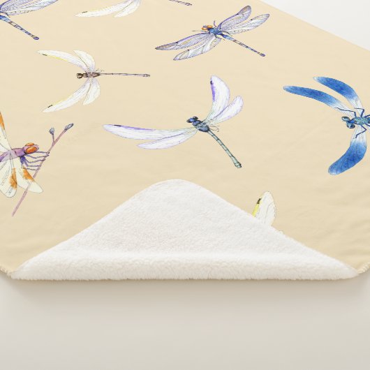 Geweldige libellen in vlucht op Light Tan Sherpa Deken (3/4)