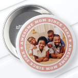 Geweldige mam sinds 20XX Moderne Eenvoudige foto Ronde Button 7,6 Cm<br><div class="desc">Dit eenvoudige en moderne ontwerp is samengesteld uit serif typografie en voegt een douanefoto toe. Geweldige mama Sinds 20XX cirkels de foto van je moeder,  moeder,  moeder,  moeder,  enzovoort. Dit is een perfect cadeau voor je moeder op haar verjaardag,  moederdag,  kerst,  enz.</div>