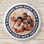 Geweldige mam sinds 20XX Moderne Eenvoudige foto Ronde Button 7,6 Cm<br><div class="desc">Dit eenvoudige en moderne ontwerp is samengesteld uit serif typografie en voegt een douanefoto toe. Geweldige mama Sinds 20XX cirkels de foto van je moeder,  moeder,  moeder,  moeder,  enzovoort. Dit is een perfect cadeau voor je moeder op haar verjaardag,  moederdag,  kerst,  enz.</div>