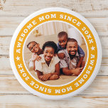 Geweldige mam sinds 20XX Moderne Eenvoudige foto Ronde Button 7,6 Cm<br><div class="desc">Dit eenvoudige en moderne ontwerp is samengesteld uit serif typografie en voegt een douanefoto toe. Geweldige mama Sinds 20XX cirkels de foto van je moeder,  moeder,  moeder,  moeder,  enzovoort. Dit is een perfect cadeau voor je moeder op haar verjaardag,  moederdag,  kerst,  enz.</div>
