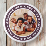 Geweldige mam sinds 20XX Moderne Eenvoudige foto Ronde Button 7,6 Cm<br><div class="desc">Dit eenvoudige en moderne ontwerp is samengesteld uit serif typografie en voegt een douanefoto toe. Geweldige mama Sinds 20XX cirkels de foto van je moeder,  moeder,  moeder,  moeder,  enzovoort. Dit is een perfect cadeau voor je moeder op haar verjaardag,  moederdag,  kerst,  enz.</div>