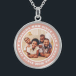 Geweldige mam sinds 20XX Moderne Eenvoudige foto Sterling Zilver Ketting<br><div class="desc">Dit eenvoudige en moderne ontwerp is samengesteld uit serif typografie en voegt een douanefoto toe. Geweldige mam Sinds 20XX cirkels de foto van je moeder,  moeder,  moeder,  moeder,  etc. Dit is een perfect cadeau voor je moeder op haar verjaardag,  moederdag,  kerst,  enz.</div>