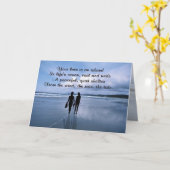 Geweldige man en vrouw genieten van een dag op het kaart (Gele Bloem)