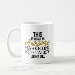 Geweldige marketing specialist ziet eruit als koffiemok