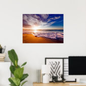 Geweldige Ocean Waves op Beach bij Sunrise Poster (Thuiskantoor)