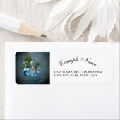 Geweldige pelikaan met golf- en palmbomen etiket (Insitu)