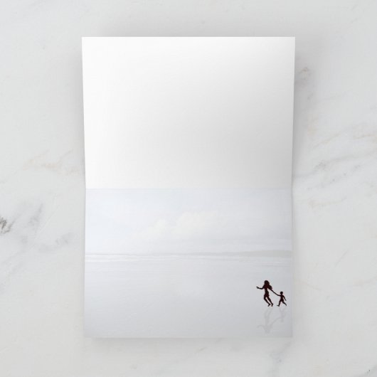 Geweldige silhouet van moeder en zoon op het stran kaart (Binnen)