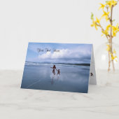 Geweldige silhouet van moeder en zoon op het stran kaart (Gele Bloem)