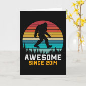 Geweldige sinds 2014 | Birthday Bigfoot Retro Kaart (Gele Bloem)