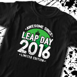 Geweldige sinds 2016 - Leap Day Leap Year Birthday T-shirt<br><div class="desc">Deze retro schrikkeldag verjaardagsontwerp is perfect voor een baby die op de Leap Year Day 2016 geboren is en sindsdien geweldige is! Fun happy leap day cadeau idea voor een luier en leapling die voor altijd jong is op 29 februari 2016! Functies - Geweldige sinds Leap Day 2016 - Limited...</div>