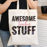 Geweldige Teach Stuff Bold Wildflower Lettering Tote Bag<br><div class="desc">De Canvas tas van de leraar is geletterd met "geweldige lerarenspullen" en versierd met kleurrijke wilde bloemen. Het ontwerp is aan beide zijden bedrukt met een  bloemenpatroon van weidewilde waterverven die de gedurfde typografie vullen. Blader door mijn Teacher Gifts Collectie voor meer docent geschenken.</div>