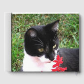 Geweldige Tuxedo Cat in tuin - aangepaste tekst in Gastenboek (Achterkant)