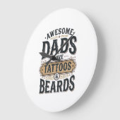 Geweldige vaders hebben tatoeages en baarden vinta grote klok (Hoek)