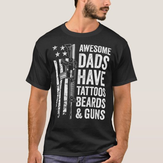 Geweldige vaders hebben Tattoos baarden en Pistole T-shirt (Voorkant)