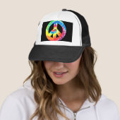 geweldige vibrant Tye Dyed Peace Sign Trucker Pet (In situ)