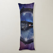 Geweldige wolf komt door een hek lichaamskussen (Achterkant (Verticaal))