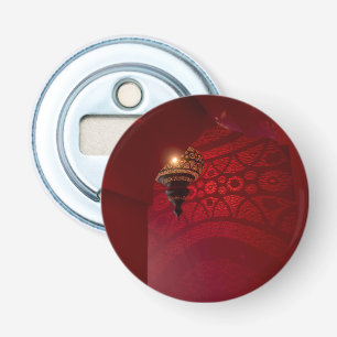 Gewelfde ingang en verlichte lantaarn button flesopener