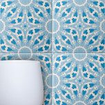 Geweven Blauw Wit Gestileerde Symmetrische Bloemen Tegeltje<br><div class="desc">Het ontwerp van deze keramische tegel wordt gedomineerd door gestileerde bloemmotieven, harmonieus verdeeld over de tegel. Het kleurenpalet is een rustgevend spectrum van verschillende tinten blauw, waardoor een opvallend contrast en diepte ontstaat die het oog trekt. De achtergrondtextuur voegt een extra laag van visuele interesse toe, waardoor de algehele esthetische...</div>