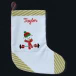 Gewicht Lifting Snowman Gold Stripes Kleine Kerstsok<br><div class="desc">Een schattige sneeuwman in zijn winterse accessoires die in vorm blijft door het tillen van gewichten. Geweldig voor die stoere jongens en mannen! Voeg de naam toe zoals gewenst. Goudstrepen accentueren dit ontwerp.</div>