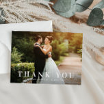 gewone gedurfde tekst bruiloft bedankt kaart<br><div class="desc">een elegant maar eenvoudig wit tekstontwerp met een vette tekst en een prachtig afbeelding van de bruid en bruid ,  de tekst en de kleuren kunnen worden gepersonaliseerd .</div>