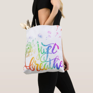 Gewoon ademen blaasend deandelion in de wind tote bag