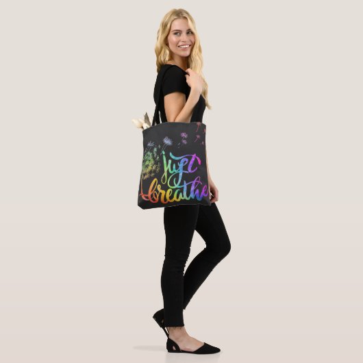 Gewoon ademen | blaasend deandelion in de wind tote bag (Op model)