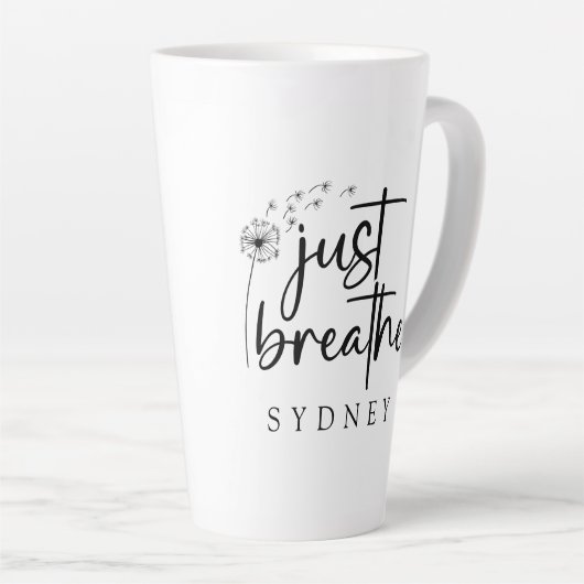 Gewoon ademen paardenbloem aangepaste naam latte mok (Rechterhoek)