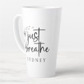 Gewoon ademen paardenbloem aangepaste naam latte mok (Linkerhoek)