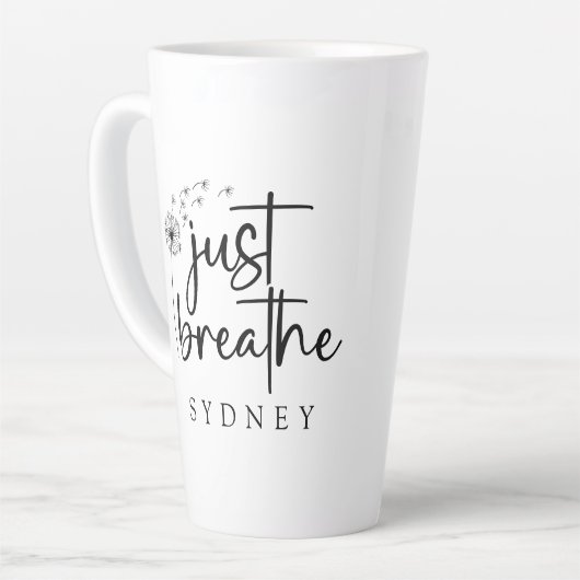 Gewoon ademen paardenbloem aangepaste naam latte mok (Linkerhoek)