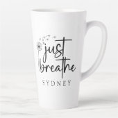 Gewoon ademen paardenbloem aangepaste naam latte mok (Rechts)