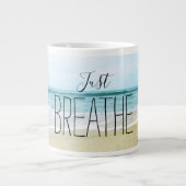 Gewoon Ademhalen op het Strand Grote Koffiekop (Voorkant)